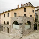 Vista dell'albergo dalla Piazza di Corvara di Beverino